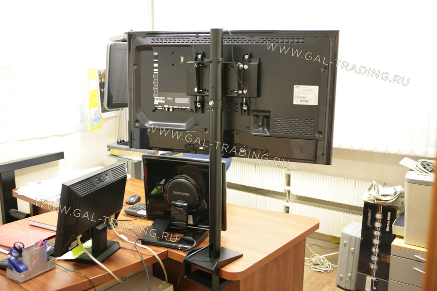 Настольная стойка для ЖК-телевизоров и мониторов c креплением  VESA в интерьере